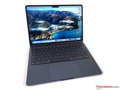 Das MacBook Air verzichtet komplett auf einen Lüfter, und bietet dank Apple M1 oder M2 dennoch eine gute Performance. (Bild: Notebookcheck)