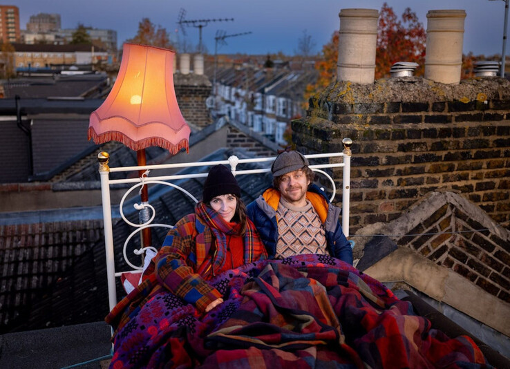 Um Solarpaneele zu finanzieren, schläft das Londoner Paar seit Wochen auf dem Dach. (Bild: Daniel Edelstyn und Hilary Powell)