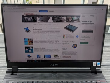 Gigabyte Aero 17 HDR YD im Freien an einem bewölkten Tag