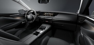 Der kompakte DS N°4 ist mit drei Antriebs-Technologien erhältlich: selbstladender Hybrid, Plug-in-Hybrid und als vollelektrischer E-Tense (Bild: Stellantis).