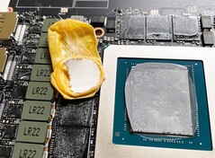 Ein Reddit-Nutzer hat seine GeForce RTX 3090 geöffnet und darin einen Handschuh gefunden. (Bild: u/antonyjeweet, Reddit)