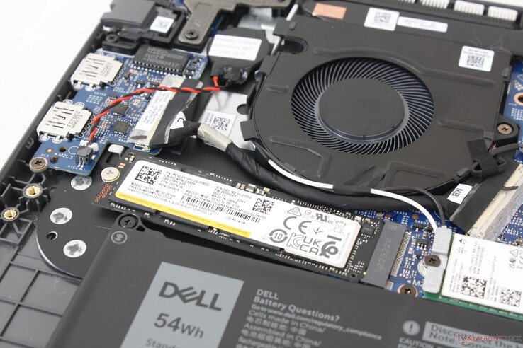 Die einzige M.2 SSD besitzt keinen Head-Spreader zur Kühlung. Die Performance sinkt deshalb bei großer Forderung.