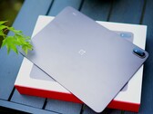 Die Silhouette bleibt trotz großem Akku schlank, den merkt man beim OnePlus Pad 4 aber am Gewicht.