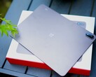 Die Silhouette bleibt trotz großem Akku schlank, den merkt man beim OnePlus Pad 4 aber am Gewicht.