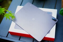 Die Silhouette bleibt trotz großem Akku schlank, den merkt man beim OnePlus Pad 4 aber am Gewicht.