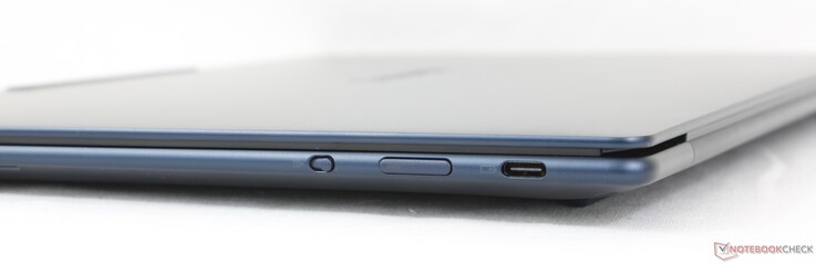 Rechts: Elektronischer Webcam-Shutter, Ein-/Aus-Taste, USB-C 4.0 mit DisplayPort 1.4 und Power Delivery