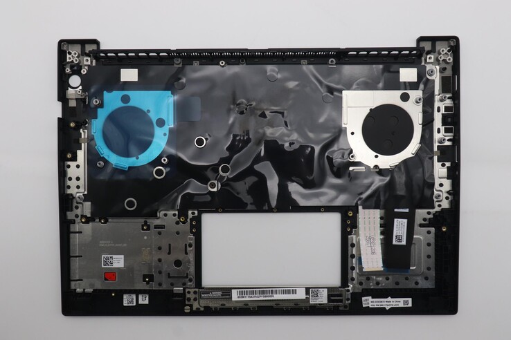 Tastaturabdeckung des P14s Gen 6 Intel, die die kleinen schwarzen Nieten zeigt, die die Tastatur an ihrem Platz halten (Bildquelle: Lenovo)