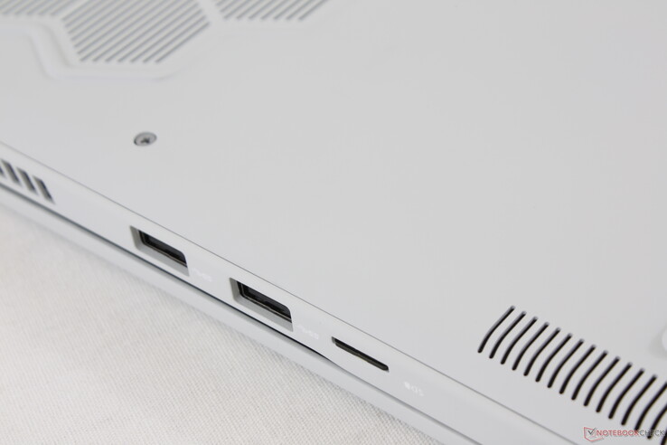 Vollständig eingesetzte MicroSD-Karte sitzt bündig an der Kante