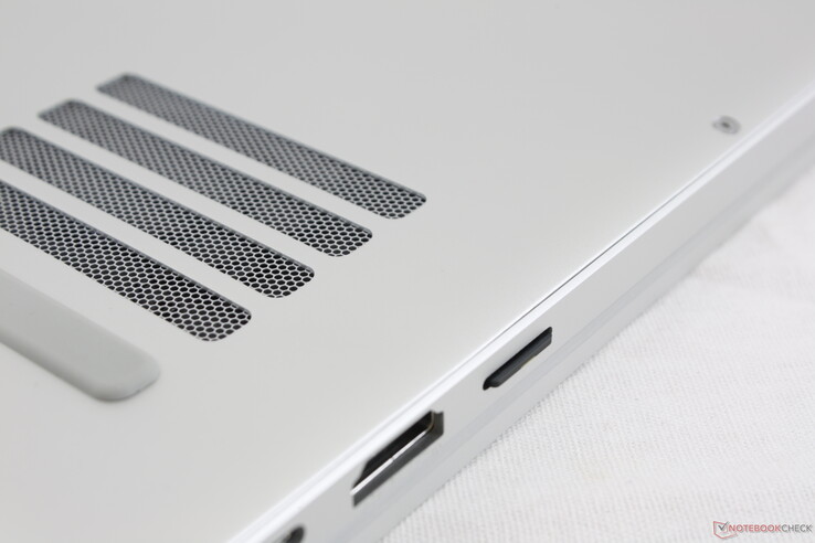 Die vollständig eingesetzte MicroSD-Karte ragt leicht heraus. Die Übertragungsraten sind schnell und vergleichbar mit dem XPS 13