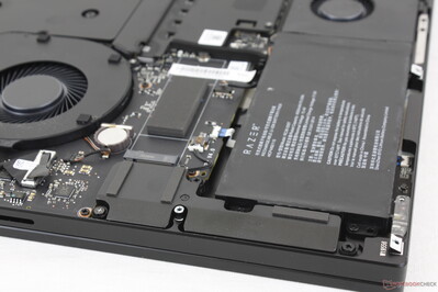 Nach oben ausgebende Stereo-Lautsprecher an den Rändern der Tastatur. Bei geschlossenem Deckel wird der Sound daher gedämpft