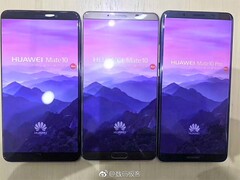Huawei's Mate 10-Flaggschiffe nebeneinander: Links und Mitte: Mate 10, Rechts: Mate 10 Pro.