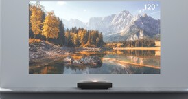 Der Aura kann sehr große Bilder projizieren, ohne zu viel horizontalen Platz im Regal einzunehmen. (Bild via Xgimi)