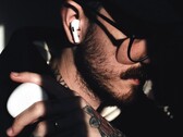 Die nächste AirPods Pro Generation kommt mit Visual Intelligence Kamera wie ein Apple Promovideo Leak zeigt.