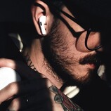 Die nächste AirPods Pro Generation kommt mit Visual Intelligence Kamera wie ein Apple Promovideo Leak zeigt.