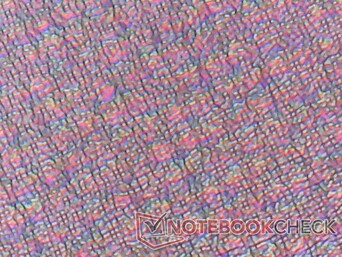 Die Subpixel werden von der matten Schicht überdeckt, was in einem körnigeren Bild resultiert.
