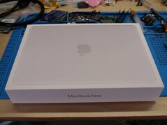 Die OVP des MacBook Neo auf einer Werkbank vor der Demontage für das SSD-Upgrade.