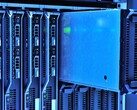 Server-Racks mit blauer Beleuchtung in einem Rechenzentrum