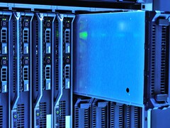 Server-Racks mit blauer Beleuchtung in einem Rechenzentrum