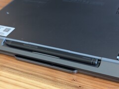 Das schlanke Design des aktiven Stifts mag optisch ansprechend sein, ergonomisch ist es jedoch nicht ideal