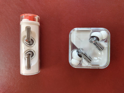 Nothing Ear (stick) [links] und Ear (1) [rechts] im Vergleich