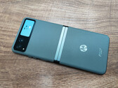 Das Motorola Razr 40 ist ein günstiges Klapp-Smartphone, das dank Aluminium-Rahmen und Kunstleder schick aussieht.