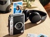 Die Instax Mini Evo 2 kombiniert eine Digitalkamera mit einem Sofortbild-Drucker.