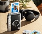 Die Instax Mini Evo 2 kombiniert eine Digitalkamera mit einem Sofortbild-Drucker.