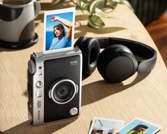 Die Instax Mini Evo 2 kombiniert eine Digitalkamera mit einem Sofortbild-Drucker.