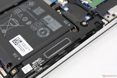 Nach unten gerichtete Stereo-Lautsprecher an den vorderen Ecken des Gehäuses