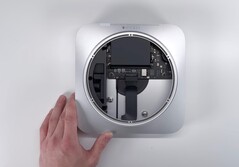 Der Mac mini lässt sich nach wie vor relativ einfach öffnen. (Bild: Brandon Geekabit / YouTube)