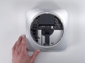 Der Mac mini lässt sich nach wie vor relativ einfach öffnen. (Bild: Brandon Geekabit / YouTube)