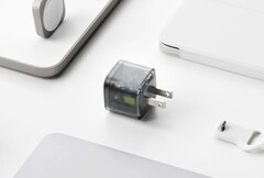 Das neueste Ladegerät von Nomad setzt auf ein besonders kompaktes Gehäuse, das teilweise transparent ist. (Bild: Nomad)