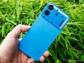Das Nothing Phone (4b) wird in drei Farben angeboten, inklusive auffälligem Blau.