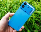 Das Nothing Phone (4b) wird in drei Farben angeboten, inklusive auffälligem Blau.