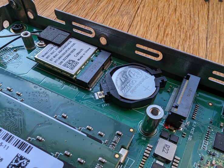 Unter der M.2-SSD befindet sich ein austauschbares WLAN-Modul und ein BIOS-Modul