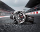 Die Seiko 5 Sports SSK057K verfügt über ein Zifferblatt im Carbon-Design, das von modernen Rennwagen inspiriert ist