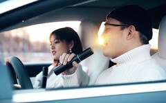 Das TeslaMic verbindet sich drahtlos mit dem Soundsystem des Elektroautos. (Bild: Tesla)