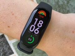 Amazon verkauft das Xiaomi Smart Band 7 momentan für besonders erschwingliche 34 Euro (Bild: Marcus Herbrich)