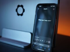 Smartphone zeigt die ChatGPT-Oberfläche mit der Frage What can I help with
