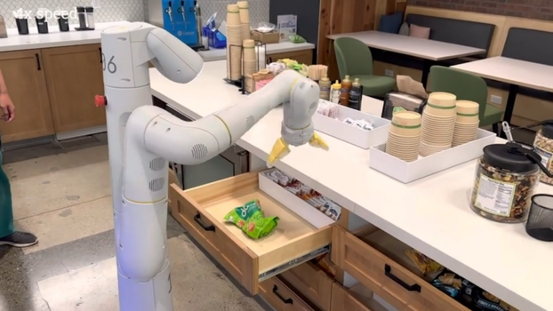 Der PaLM-E Roboter mit multimodalem Bild- und Sprachsystem greift nach einer Tüte Chips (Bild: Google Research)