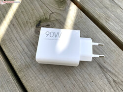 Das optionale 90-Watt-Netzteil.