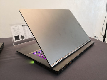 Die Oberseite des Y730 besitzt eine glatte Oberfläche aus Metall