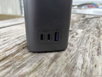 The Mini MagSafe Power Station hat zwei USB-C-Anschlüsse mit 100 W und einen USB-A-Anschluss mit 22,5 W.
