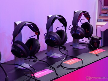 Das zweite von rechts ist das neue JBL Quantum 850 - ohne Basisstation des Quantum 950