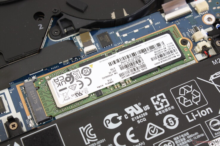 Ein metallischer Heatspreader ist im Lieferumfang enthalten, den wir für dieses Bild entfernt haben, um die M.2 SSD zu zeigen.