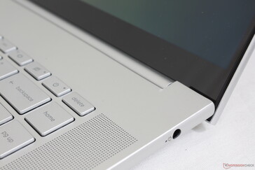 Scharniersteife ist in Ordnung, aber schwankt speziell bei weiterem Öffnungswinkel