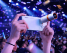 Das Oppo Find X10 mit dem Teleconverter-Zubehör