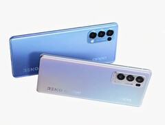 Das Oppo Reno5 Pro+ dürfte ein spannendes Smartphone werden (im Bild unterhalb des regulären Reno5 Pro).