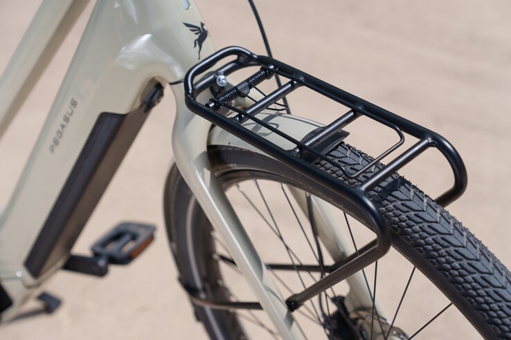 Der Front-Gepäckträger kommt mit Federklappe (Bildquelle: Pegasus)