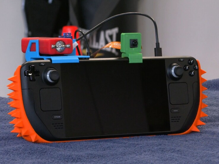 Ein Steam Deck mit DIY-Sicherheitssystem, bestehend aus Stacheln, Kamera und Elektroschocker.